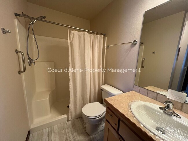 Building Photo - 3 bed, 2.5 bath townhouse