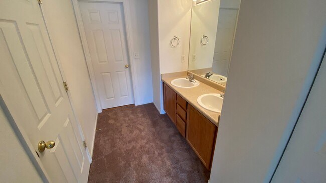 Building Photo - HUGE 2 Bedroom 3 Bathroom Condo in Southeast Denver