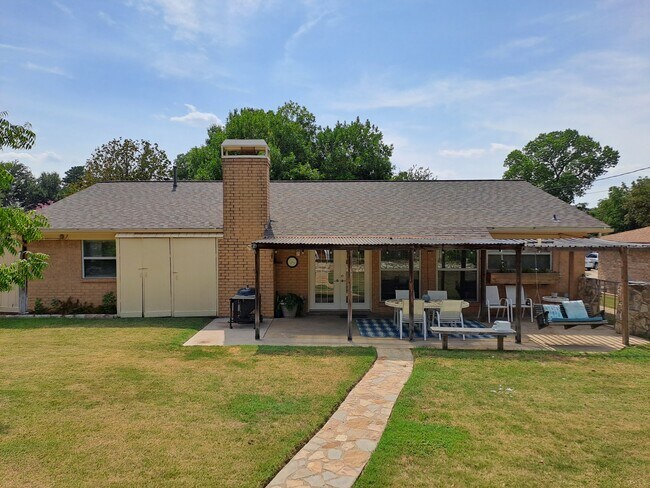 Building Photo - 2120 Mountainview Dr