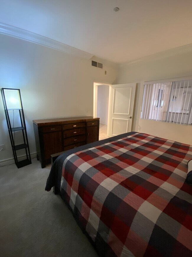 Building Photo - Charming Fully Furnished 1 Bedroom Condo: ...