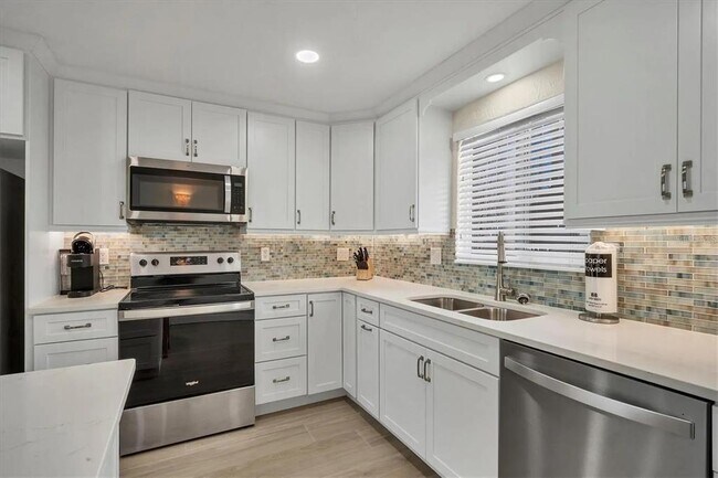 Building Photo - 6006 Midnight Pass Rd