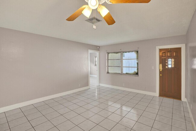 Building Photo - 7010-7012 NW 78th Ave