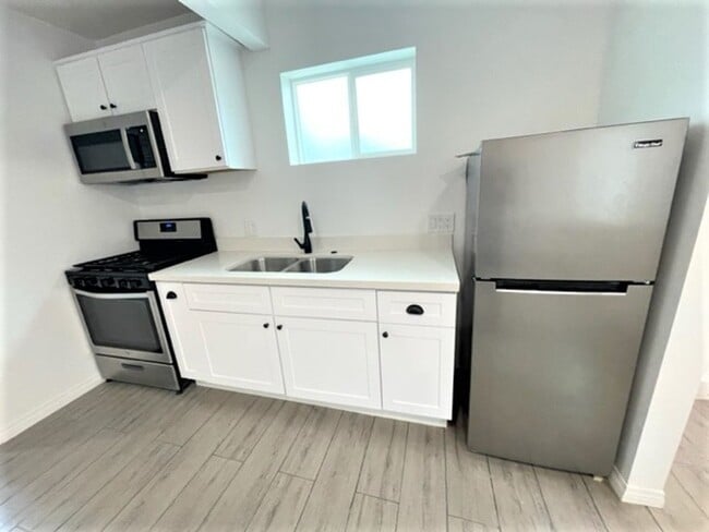 Building Photo - WONDERFUL NEWER STUDIO UNIT IN QUIET LONG BEACH NEIGHBORHOOD