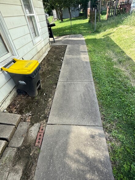 Building Photo - 1116 E Davenport St