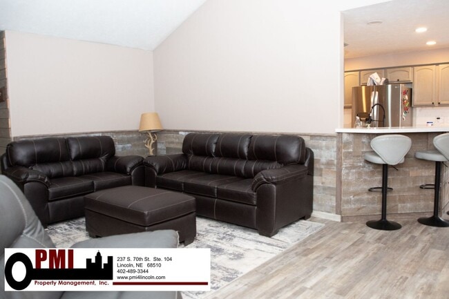 Building Photo - 4 Bedroom and 3 bathroom Fully Furnished