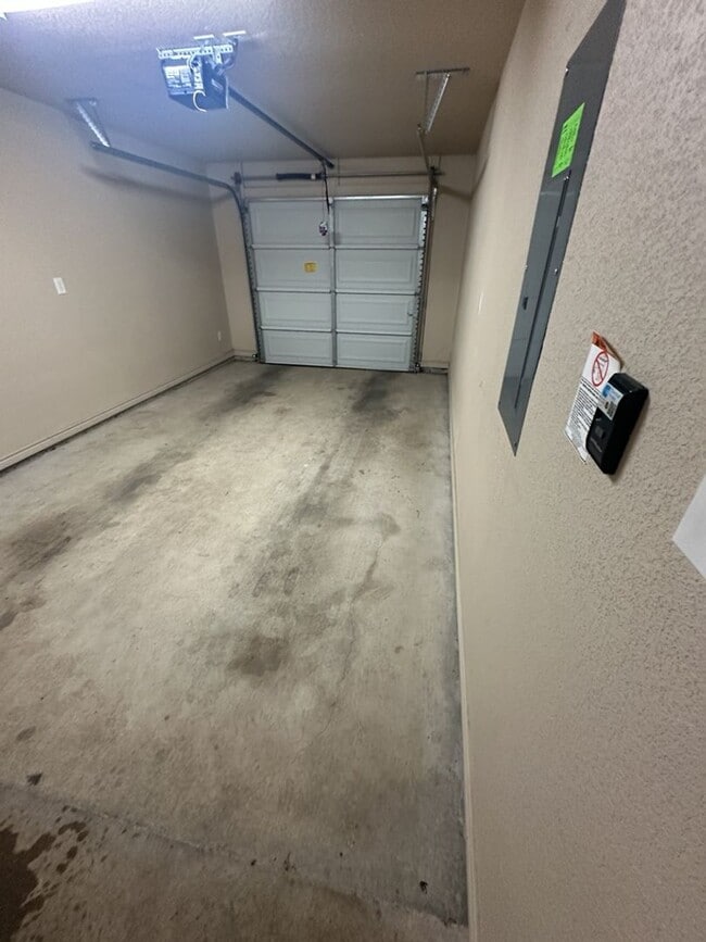 Building Photo - AVAILABLE NOW! (SECTION 8 ACCEPTED)