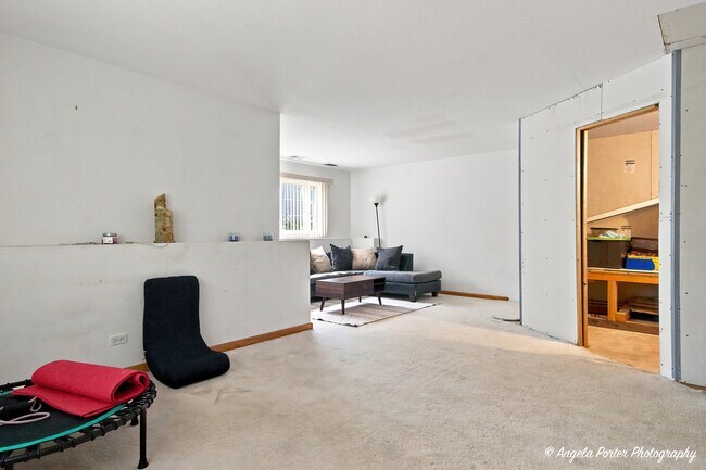 Building Photo - 649 S Parkside Dr