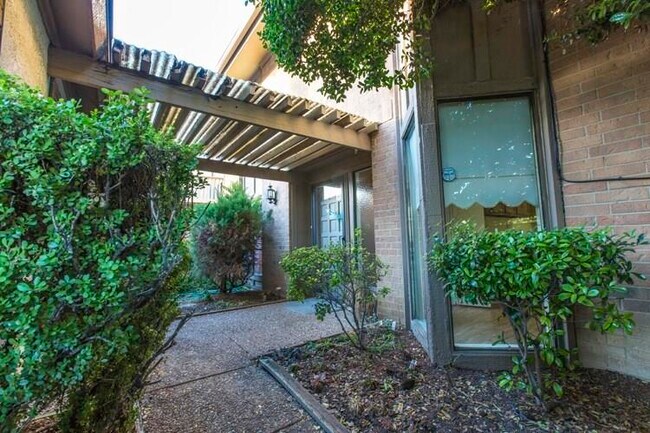 Building Photo - 6461 Southpoint Dr
