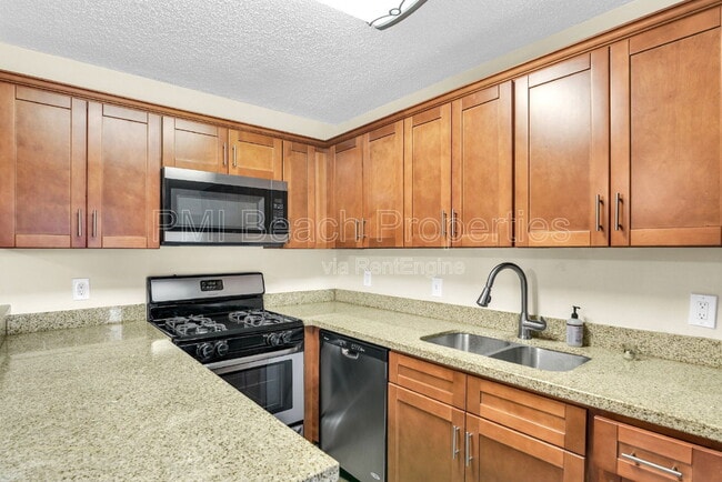 Building Photo - 2333 Waterside Dr