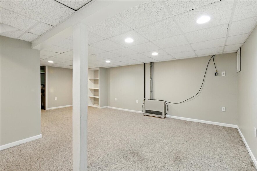 Building Photo - 18 Maplewood Dr