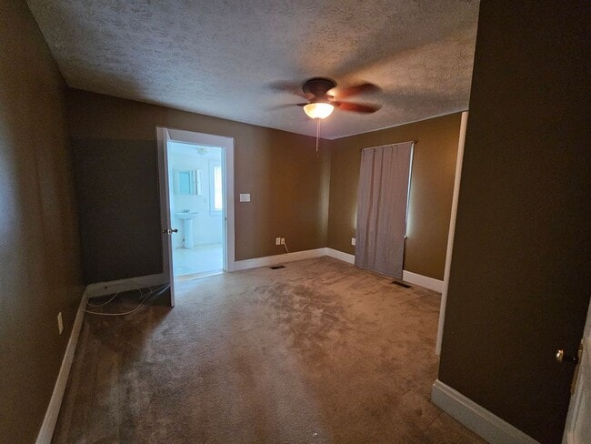 Building Photo - 3 BD / 2 BA Unfurnished