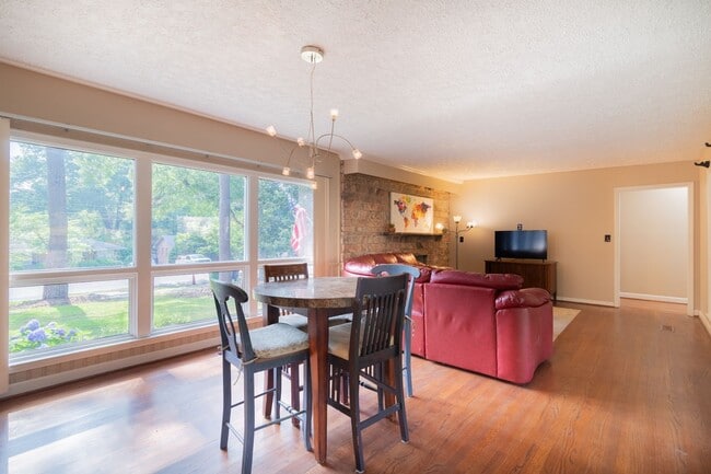 Building Photo - Furnished Midtown 4 Bedroom/2 Bath Home, C...