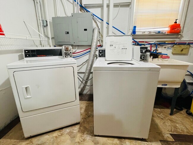 Building Photo - 5504 W Sunnyside Ave