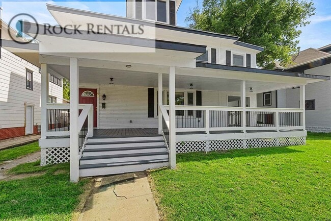 Building Photo - Large Updated Three Bed Two Bath with Patio