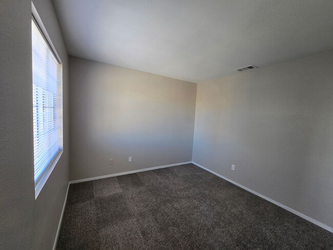 Building Photo - 3 Bedroom Home in Summerlin North Close to...