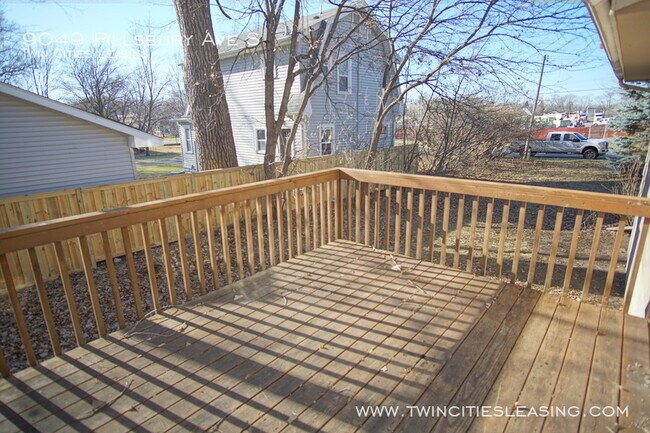 Building Photo - 3 Bedrooms Top Level w/ Full Bath - 2 Car ...