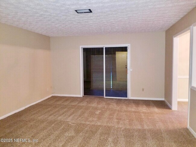 Building Photo - 2758 Oakdale Dr W
