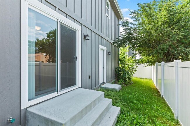 Building Photo - 1673 E Horsehaven Ave