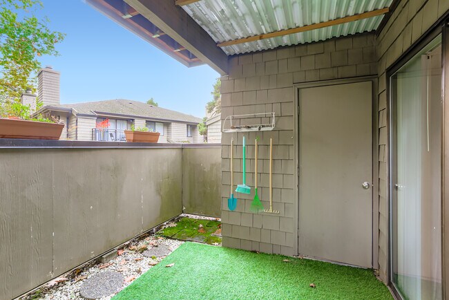 Building Photo - 77 Galen St