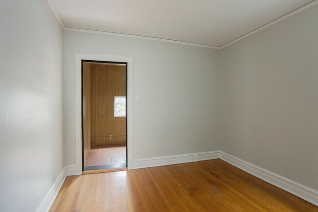 Building Photo - 2152 W Webster Ave