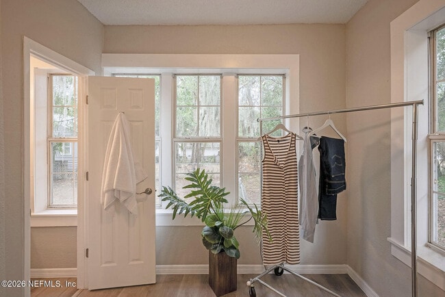 Building Photo - 325 Alder St