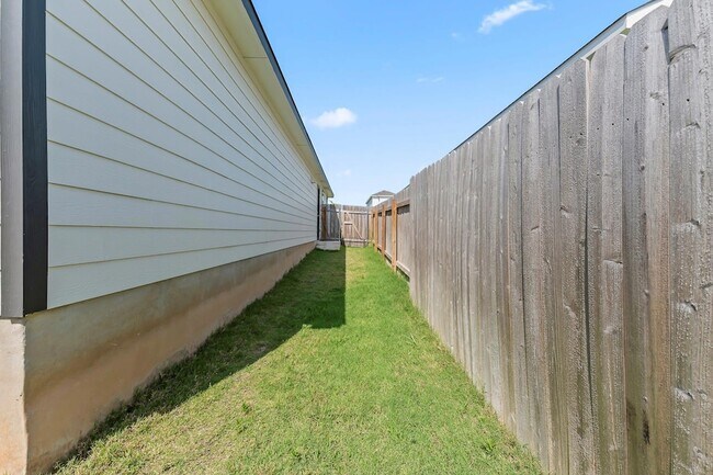Building Photo - 617 Marty Allen Lp