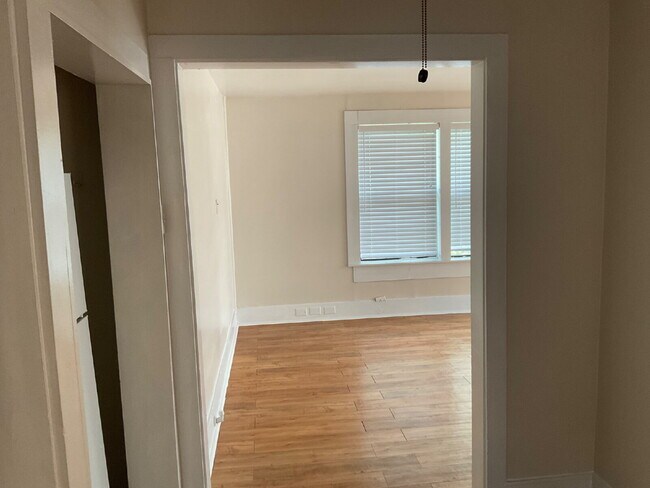Building Photo - 1 Bedroom plus a Den, Close to SAC and Ala...