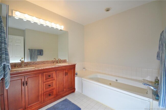 Building Photo - 93 Litchfield Ponds Dr