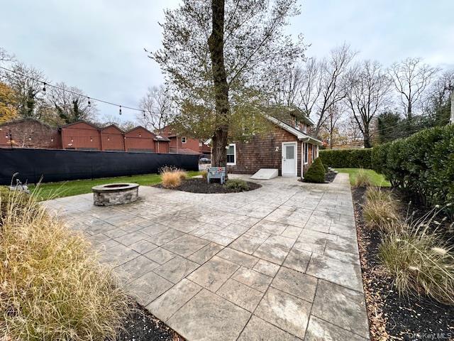 Building Photo - 414 Thompson St