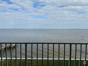 Building Photo - Directly on the River, what a view!!