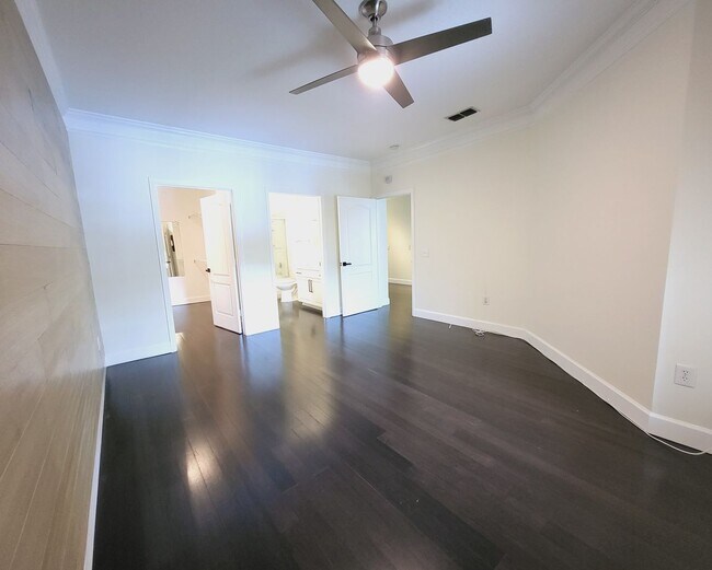 Building Photo - Stunning 2/2 Condo For Rent in Mirabella - Superb Location!