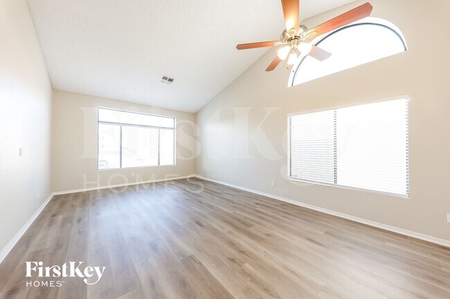 Building Photo - 4110 W Questa Dr