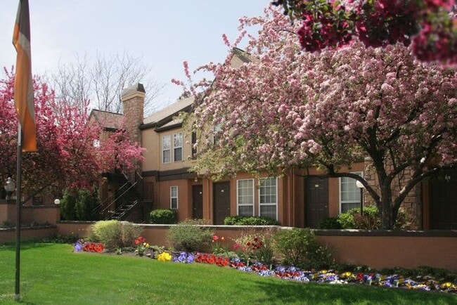 Building Photo - 2 Bed 1.5 Bath End Unit Townhome!