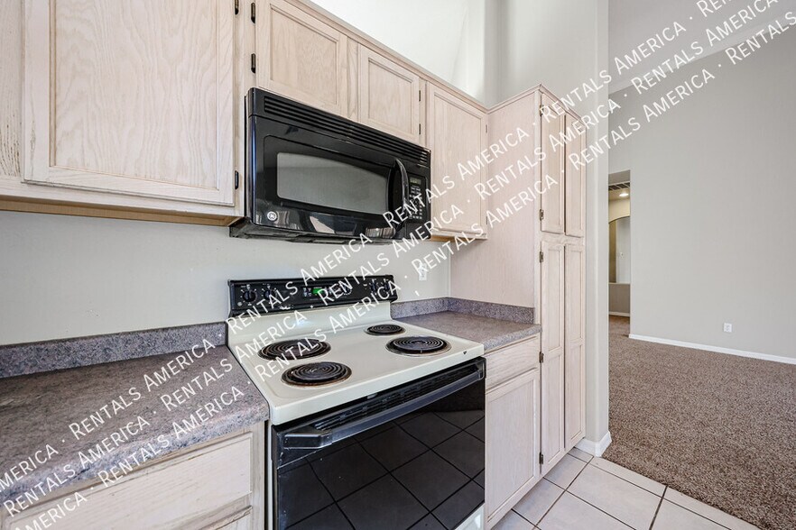 Building Photo - 13874 W Wilshire Dr