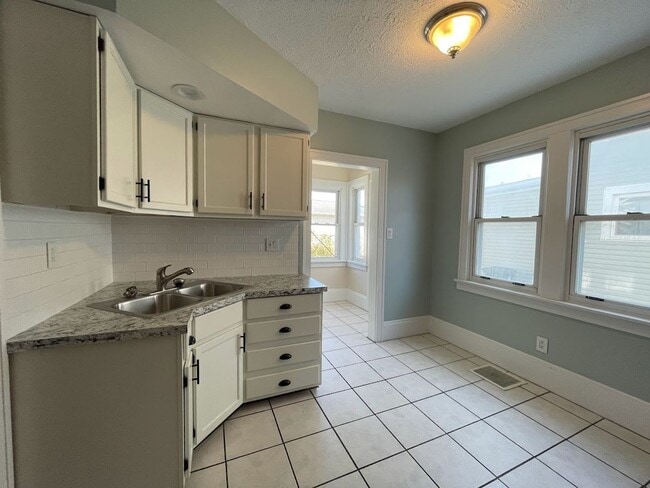 Building Photo - Three bedroom one bathroom home for rent