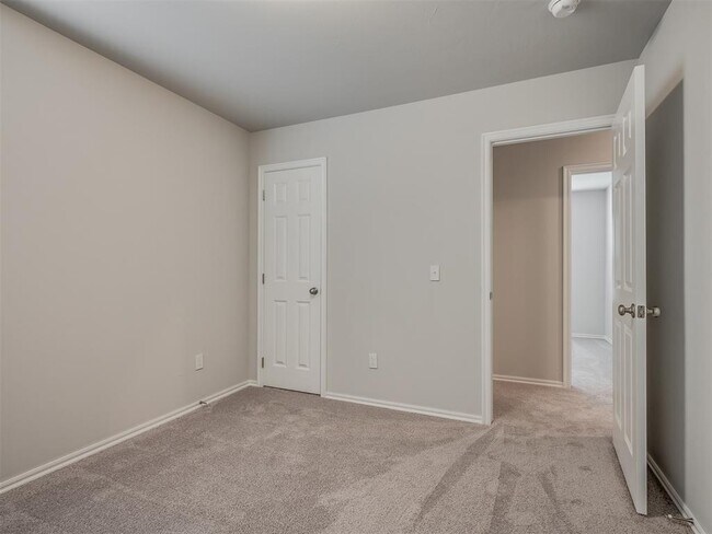 Building Photo - 1009 S Colt Ln