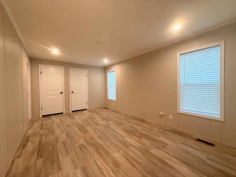 Building Photo - 29805 Jamestown Dr