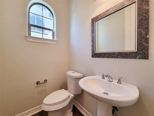 Building Photo - 2416 La Branch St