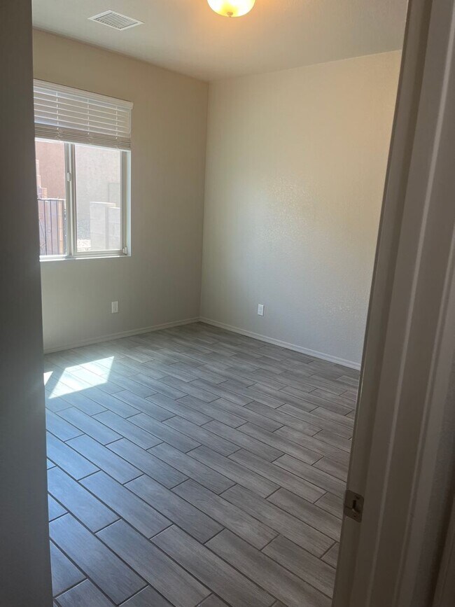 Building Photo - Beautiful Like New 4 Bedroom 3 Bathroom ho...