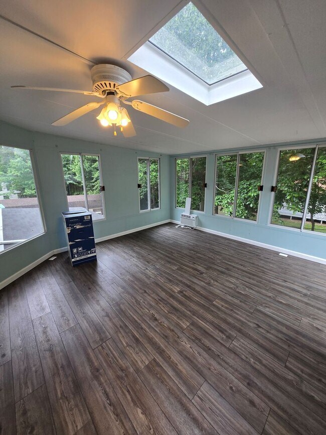Building Photo - Nice Big 3 bedroom Home