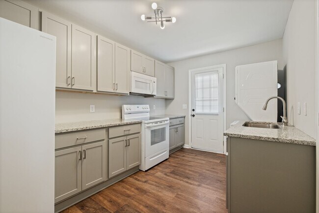 Building Photo - Available now, 2 bed 1 bath end unit in qu...
