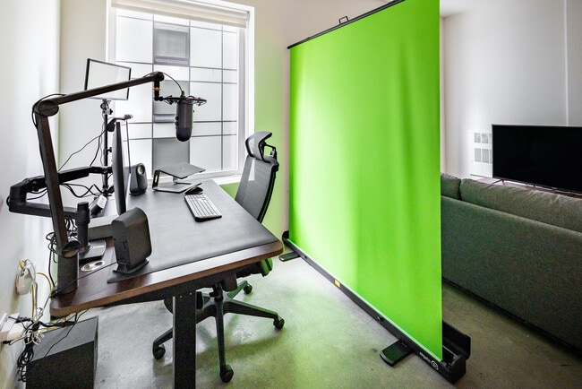 Building Photo - 18 10th St