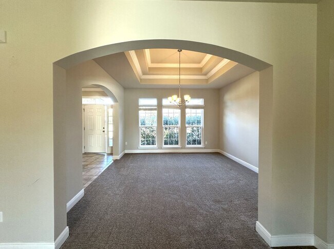 Building Photo - Gorgeous & Spacious