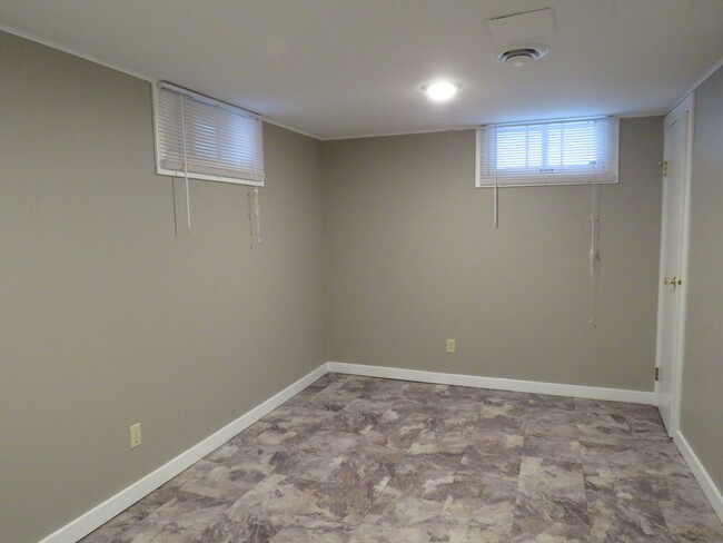 Building Photo - 4 Bedroom (2 non-egress) / 1 Car Garage lo...