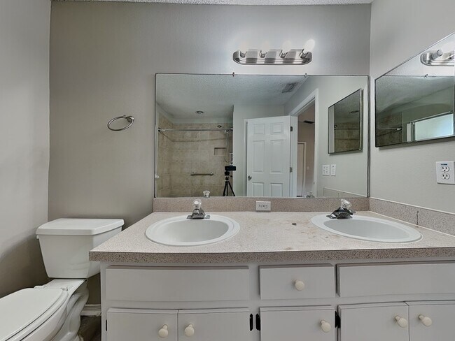 Building Photo - 8904 Bridgeford Oaks Dr