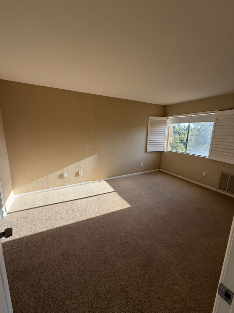 Building Photo - 7190 Shoreline Dr