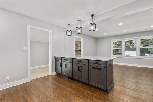 Building Photo - Awesome Renovated OP House