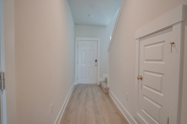 Building Photo - Spacious North Pensacola Townhome Featuring Modern Finishes, Granite Kitchen, Private Garage, Com...