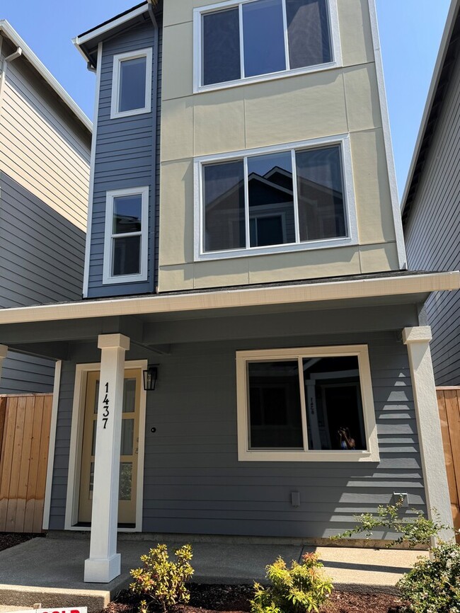 Building Photo - Gorgeous New Construction Home w/LVP Flooring, SS Appliances, W/D, Fireplace & MORE!