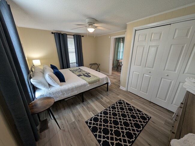 Building Photo - 619 S 14th St